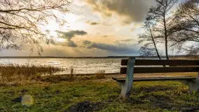 Zachód słońca nad Niegocinem widoczny z dzikiej plaży - zdjęcie 38