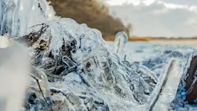 Południowy brzeg jeziora Negocin, lodowe formy, marzec 2023 - zdjęcie 6