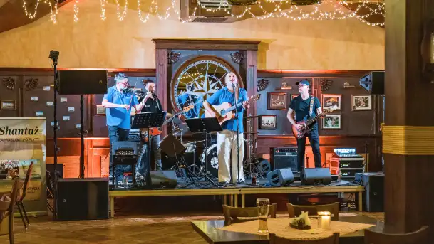 Grają na Mazurach, Shantaż w tawernie Albatros - zdjęcie 1