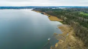 Houseboat przewrócił się i osiadł na dnie, Niegocin, kwiecień 2023 - zdjęcie 8