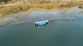 Houseboat przewrócił się i osiadł na dnie, Niegocin, kwiecień 2023 - zdjęcie 5