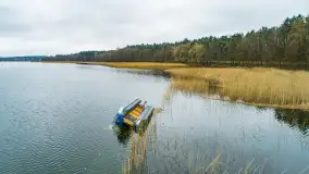 Houseboat przewrócił się i osiadł na dnie, Niegocin, kwiecień 2023 - zdjęcie 1