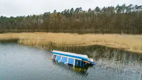 Houseboat przewrócił się i osiadł na dnie, Niegocin, kwiecień 2023 - zdjęcie 12