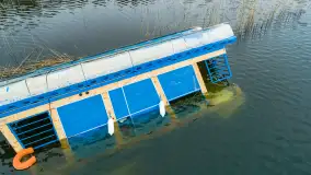 Houseboat przewrócił się i osiadł na dnie, Niegocin, kwiecień 2023 - zdjęcie 9