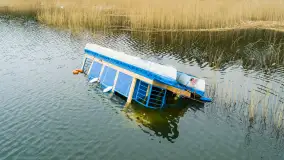 Houseboat przewrócił się i osiadł na dnie, Niegocin, kwiecień 2023 - zdjęcie 3