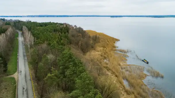 Houseboat przewrócił się i osiadł na dnie, Niegocin, kwiecień 2023 - zdjęcie 2
