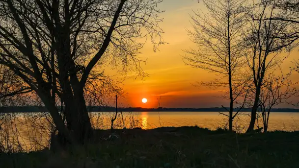 Zachód słońca w Pierkunowie, jezioro Kisajno, kwiecień 2023 r.