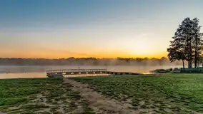 Wrześniowy i mglisty wschód słońca nad jeziorem Mój - zdjęcie 8