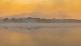 Wrześniowy i mglisty wschód słońca nad jeziorem Mój - zdjęcie 45