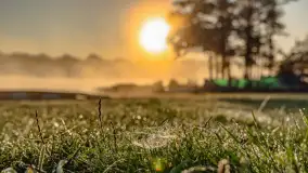 Wrześniowy i mglisty wschód słońca nad jeziorem Mój - zdjęcie 17