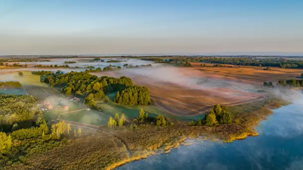 Wrześniowy i mglisty wschód słońca nad jeziorem Mój - zdjęcie 10