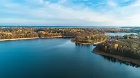 Kisajno, Piękna Góra i Łabędzi Ostrów w jesiennych kolorach z lotu ptaka - zdjęcie 20