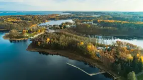 Kisajno, Piękna Góra i Łabędzi Ostrów w jesiennych kolorach z lotu ptaka - zdjęcie 12