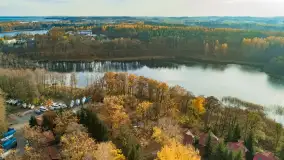 Kisajno, Piękna Góra i Łabędzi Ostrów w jesiennych kolorach z lotu ptaka - zdjęcie 41