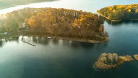 Kisajno, Piękna Góra i Łabędzi Ostrów w jesiennych kolorach z lotu ptaka - zdjęcie 35