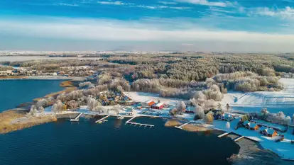 Zimowe Mazury nad jeziorem Święcajty w Ogonkach, listopad 2023 r.