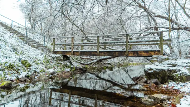Zwalony most w Kruklankach w zimowej scenerii... bez słońca, listopad 2023 r. - zdjęcie 2