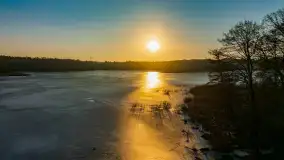 Wschód słońca z resztkami zimy nad jeziorem Siercze, styczeń 2024 r. - zdjęcie 33