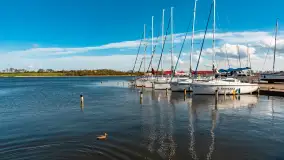 Słoneczne popołudnie w Marina Sośnica w Rynie, kwiecień 2024 r. - zdjęcie 37