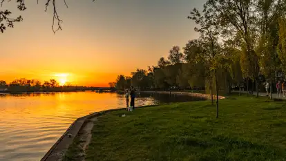 Zachód słońca nad jeziorem Ełckim w Ełku, maj 2024 r.