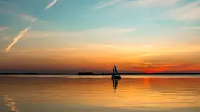 Zachód słońca nad jeziorem Dargin z komarami w planie - zdjęcie 3