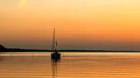 Zachód słońca nad jeziorem Dargin z komarami w planie - zdjęcie 8