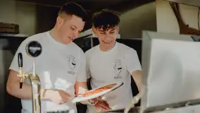 Pizzeria Marconi: Miejsce, Gdzie Smak Włoch Spotyka Się z Młodzieńczą Pasją - zdjęcie 12