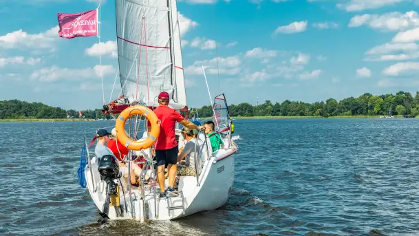 Żeglarska przygoda i rozwój emocjonalny: Unikalne obozy Ważka.net dla młodzieży - zdjęcie 10