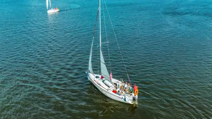 Żeglarska przygoda i rozwój emocjonalny: Unikalne obozy Ważka.net dla młodzieży