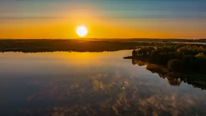 Jezioro Iławki z lotu ptaka o wschodzie słońca, październik 2024 r.