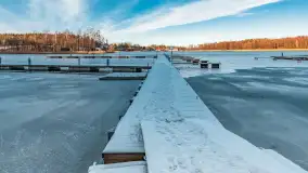 Hotel i port Tajty lekkie oprószone śniegiem, styczeń 2025 - zdjęcie 10