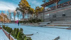 Hotel i port Tajty lekkie oprószone śniegiem, styczeń 2025 - zdjęcie 12