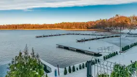 Hotel i port Tajty lekkie oprószone śniegiem, styczeń 2025 - zdjęcie 8