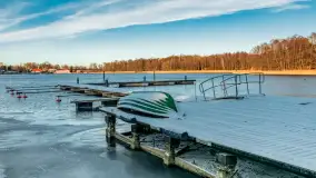Hotel i port Tajty lekkie oprószone śniegiem, styczeń 2025 - zdjęcie 13