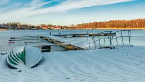 Hotel i port Tajty lekkie oprószone śniegiem, styczeń 2025 - zdjęcie 3
