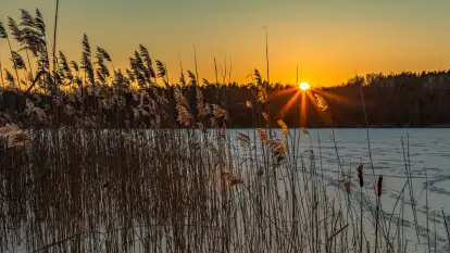 Zachód słońca nad jeziorem Skarż Wielki, luty 2025 r.