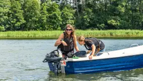 Młodzi adepci żeglarstwa nad jeziorem Dadaj - Rumszewicz Sailing - zdjęcie 3