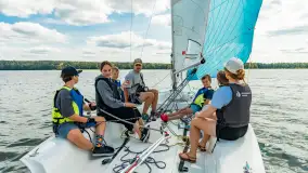 Młodzi adepci żeglarstwa nad jeziorem Dadaj - Rumszewicz Sailing - zdjęcie 17