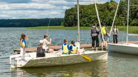 Młodzi adepci żeglarstwa nad jeziorem Dadaj - Rumszewicz Sailing - zdjęcie 32