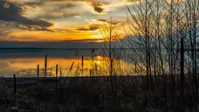 Zachód słońca nad jeziorem Niegocin, Bystry, dzika plaża, kwiecień 2025 - zdjęcie 17