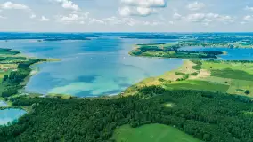 Jezioro Harsz położone blisko północnych szlaków WJM z drona - zdjęcie 18