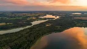 Zachód słońca nad jeziorem Kisajno, Łabędzi Ostrów, lipiec 2025 r. - zdjęcie 2