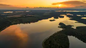 Zachód słońca nad jeziorem Kisajno, Łabędzi Ostrów, lipiec 2025 r. - zdjęcie 7