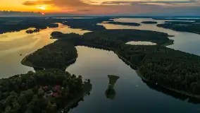 Zachód słońca nad jeziorem Kisajno, Łabędzi Ostrów, lipiec 2025 r. - zdjęcie 1