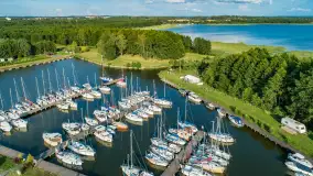 Port Mix Mamry nad jeziorem Mamry z lotu ptaka, lipiec 2025 r. - zdjęcie 8