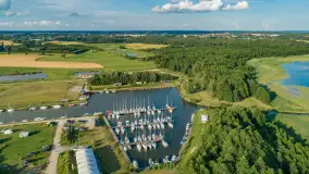 Port Mix Mamry nad jeziorem Mamry z lotu ptaka, lipiec 2025 r. - zdjęcie 12