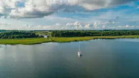 Port Mix Mamry nad jeziorem Mamry z lotu ptaka, lipiec 2025 r. - zdjęcie 15