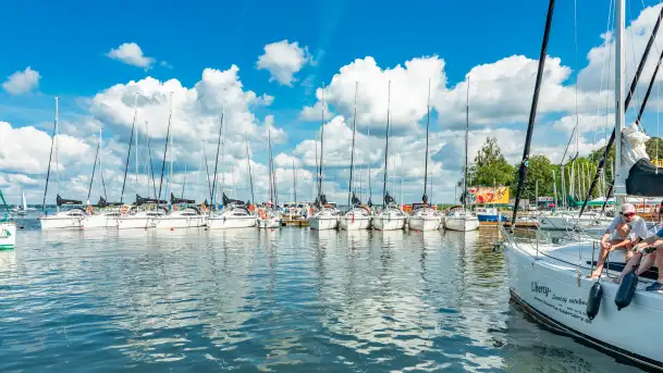 Niedzielny poranek w porcie AZS Wilkasy nad Niegocinem, lipiec 2025 r.