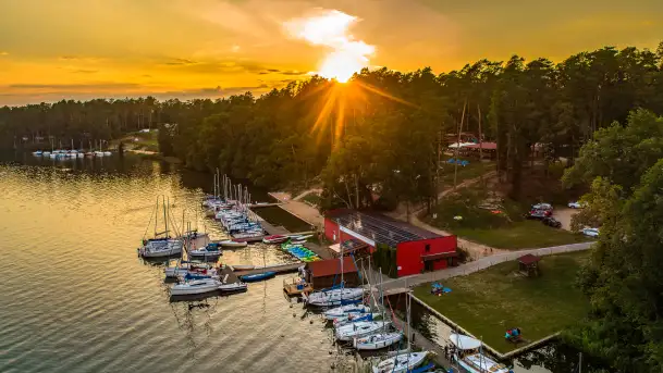 Jezioro Nidzkie i przystań OW Wodnik na fotkach  z drona, sierpień 2025 r.