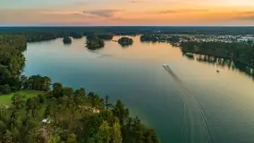 Jezioro Nidzkie i przystań OW Wodnik na fotkach  z drona, sierpień 2025 r. - zdjęcie 21